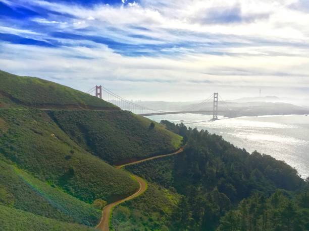 日差しの中でゴールデン ゲート ブリッジ - golden gate bridge bridge san francisco county summer ストックフォトと画像