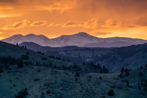 sonnenuntergang - morrison, colorado - rocky mountains mountain snow snowcapped stock-fotos und bilder