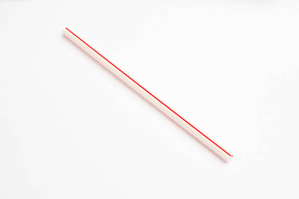 красная солома для питья - drinking straw striped isolated nobody стоковые фото и изображения
