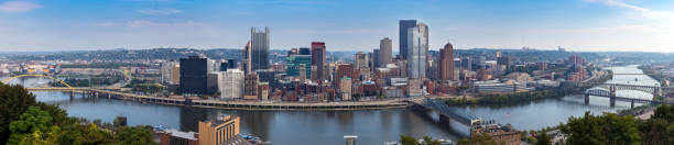 horizonte de pittsburgh desde el monte washington - mt washington fotografías e imágenes de stock