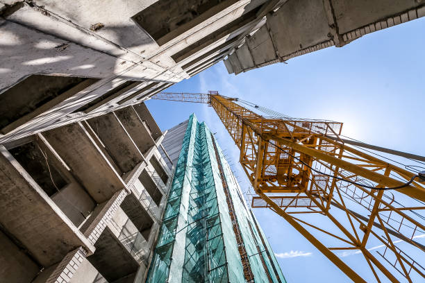 guindaste na construção do edifício. - construction equipment large construction crane - fotografias e filmes do acervo