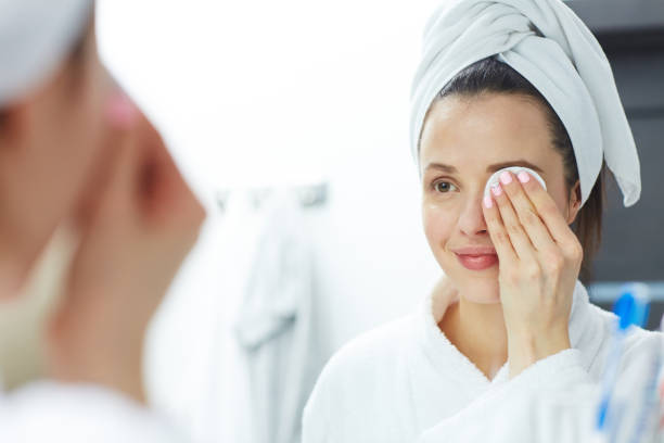 enlever le maquillage des yeux - démaquillant photos et images de collection