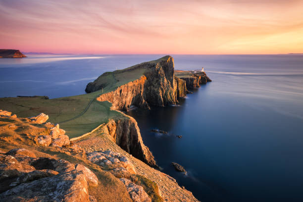 puesta de sol sobre el neist point lighthouse, isla de skye, escocia, reino unido - scottish travel fotografías e imágenes de stock