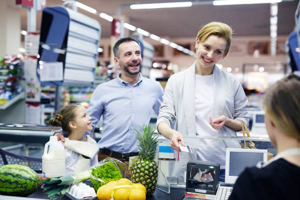 istock Family by supermarket checkout 668589522