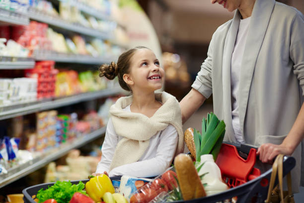 istock Talking to mother in supermarket 668589616