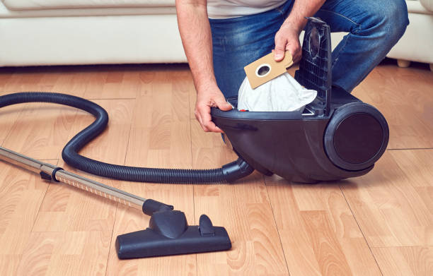 замена мешка пыли в пылесосе - vacuum cleaner стоковые фото и изображения