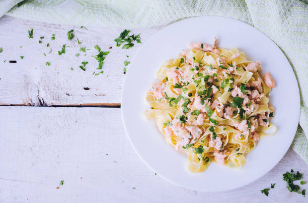 tagliatelle al salmone e prezzemolo - pasta noodles tagliatelle freshness foto e immagini stock