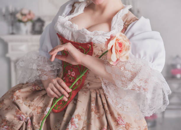 장미를 들고 중세 드레스에 아름다운 여자 - baroque style costume corset women 뉴스 사진 이미지