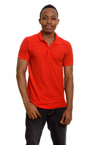 joven guapo africano permanente - polo shirt african ethnicity men african descent fotografías e imágenes de stock