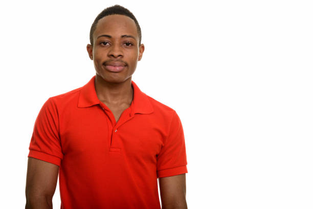 hombre africano guapo joven con camisa roja - polo shirt african ethnicity men african descent fotografías e imágenes de stock