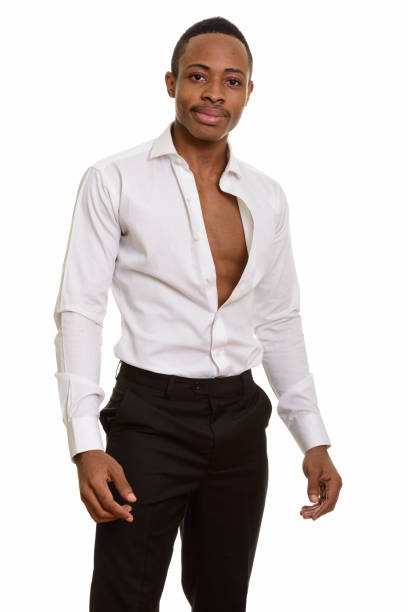 młody przystojny afrykański mężczyzna stojący z otwartą koszulą - open necked shirt zdjęcia i obrazy z banku zdjęć