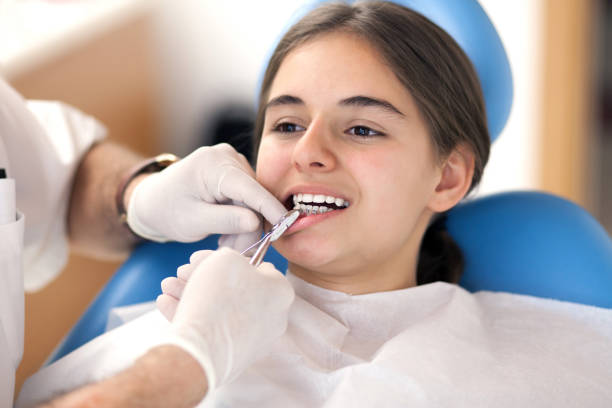 bretelles dentaires - dentist teenager dental hygiene sitting photos et images de collection