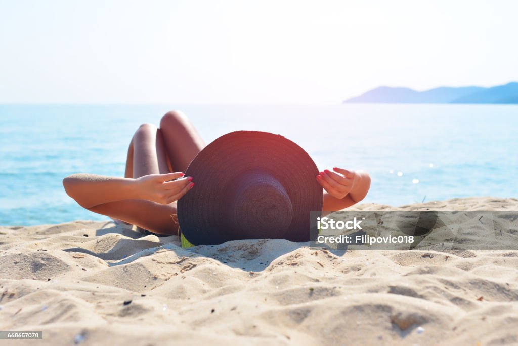 Entspannen und Sonnenbaden am Sonntag - Lizenzfrei Sonnenbaden Stock-Foto