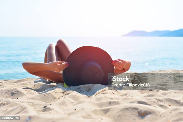 Entspannen Und Sonnenbaden Am Sonntag Stockfoto und mehr Bilder von Sonnenbaden - Sonnenbaden, Strand, Menschen