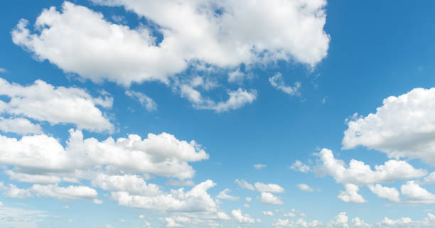 cielo azul - cumulus cloud fotografías e imágenes de stock