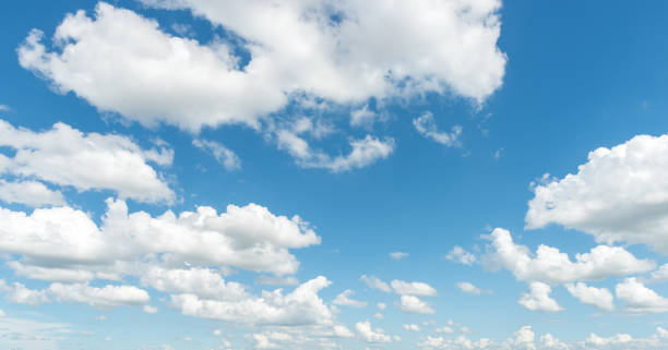 голубое небо - cumulus cloud cloud cloudscape sunlight стоковые фото и изображения