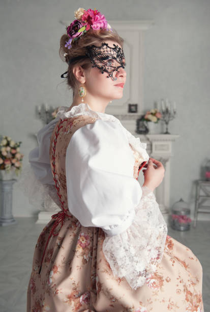 마스크와 역사적인 중세 드레스에 아름다운 여자 - baroque style costume corset women 뉴스 사진 이미지