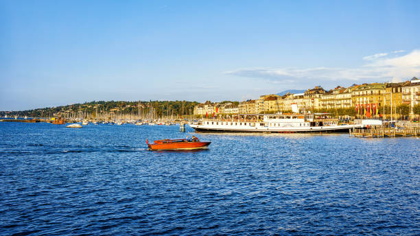 여름에 산책로 du lac에 호수에 보트 - cruise ship swiss flag cruise europe 뉴스 사진 이미지