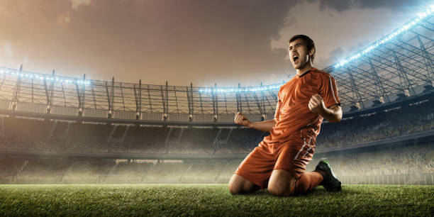 futbolista celebrando una victoria - marcar términos deportivos fotografías e imágenes de stock