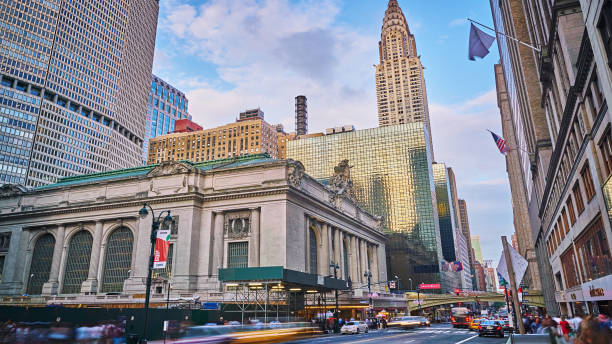 usa, new york state, new york city, vista sulla 42nd street - chrysler building grand central station built structure midtown manhattan foto e immagini stock