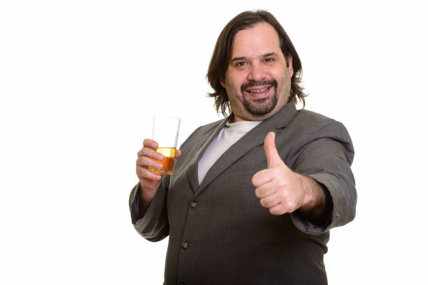 empresário de barbudo gordo feliz sorrindo e segurando o copo de cerveja enquanto desistir polegar - beer glass mustache beer color image - fotografias e filmes do acervo