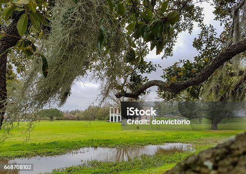 istock Plantation House in Louisiana on Mississippi River 668708102