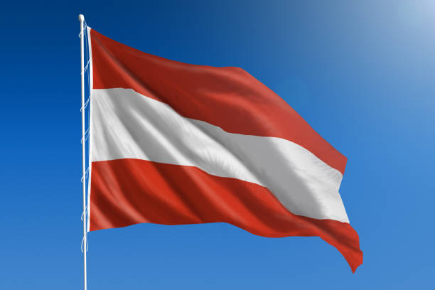 nationalflagge österreichs am klaren blauen himmels - austrian flag stock-fotos und bilder