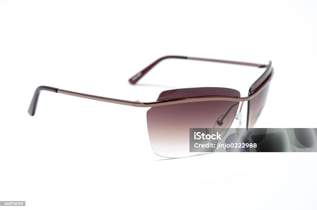 Gafas De Sol Con Cristal Marrón Aislada Sobre Blanco Foto de stock y más banco de imágenes de A la moda - iStock