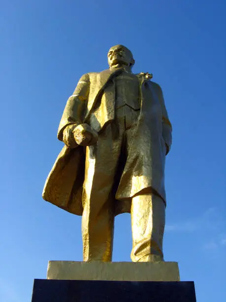 Photo of big monument to Lenin