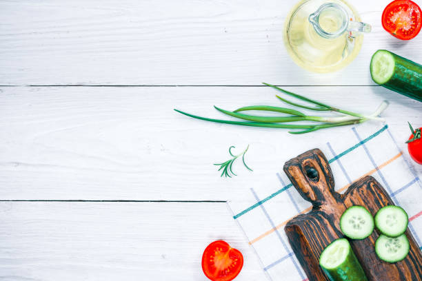 新鮮なキュウリと白い木のトマト - vinegar bottle herb white ストックフォトと画像