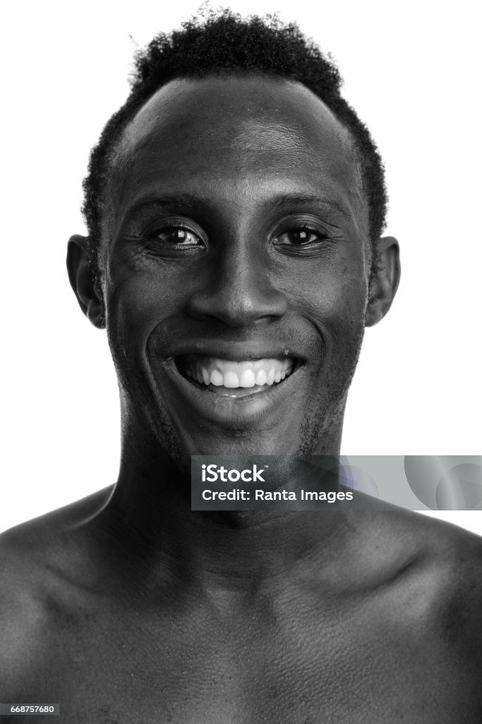 Khuôn Mặt Của Người Đàn Ông Châu Phi Da Đen Hạnh Phúc Trẻ Tuổi Mỉm Cười  Trong Màu Đen Và Trắng Hình ảnh Sẵn có - Tải xuống Hình ảnh Ngay bây