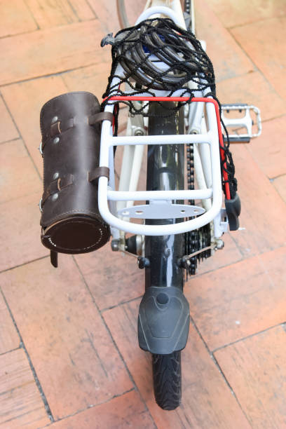 велосипедная задняя стойка велосипеда - load carrying body стоковые фото и изображения