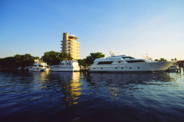 łodzie na kanale - florida state zdjęcia i obrazy z banku zdjęć