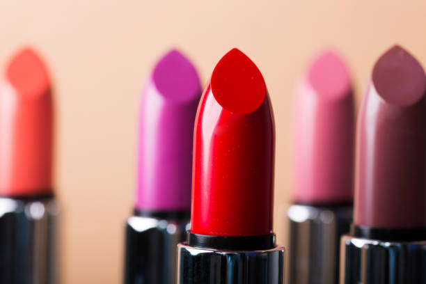 bunte lippenstift - lippenstift stock-fotos und bilder