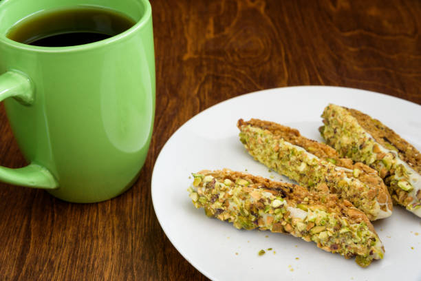 모닝 커피 또는 차로 만든 수제 간식 - biscotti cookie chocolate pistachio 뉴스 사진 이미지