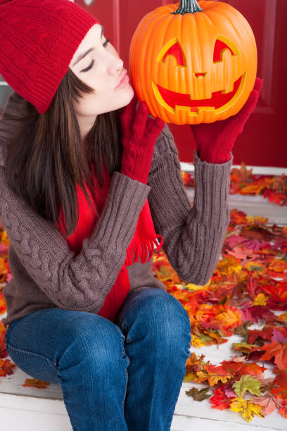 nastolatek całuje jack o latarnia - house halloween autumn candid zdjęcia i obrazy z banku zdjęć