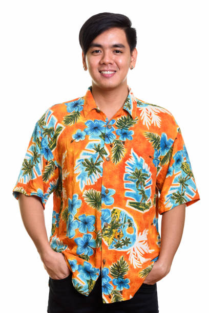 giovane turista asiatico felice sorridente e in piedi - camicia hawaiana foto e immagini stock