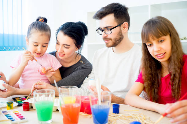 istock Family painting eggs 668954512