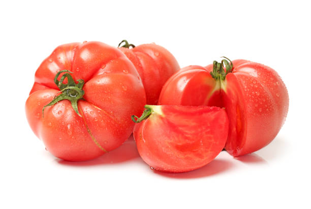 rote tomaten isoliert auf weißem hintergrund - beefsteak tomato stock-fotos und bilder