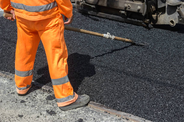 istock spreads a section of asphalt with asphalt lute 668972664