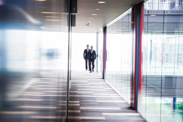 istock Japanese businessmen in the office 668973512