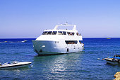 ein-schiff-segeln-entlang-der-k%C3%BCste