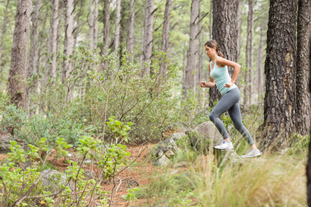 junge glücklich jogger laufen - running jogging footpath cross country running stock-fotos und bilder