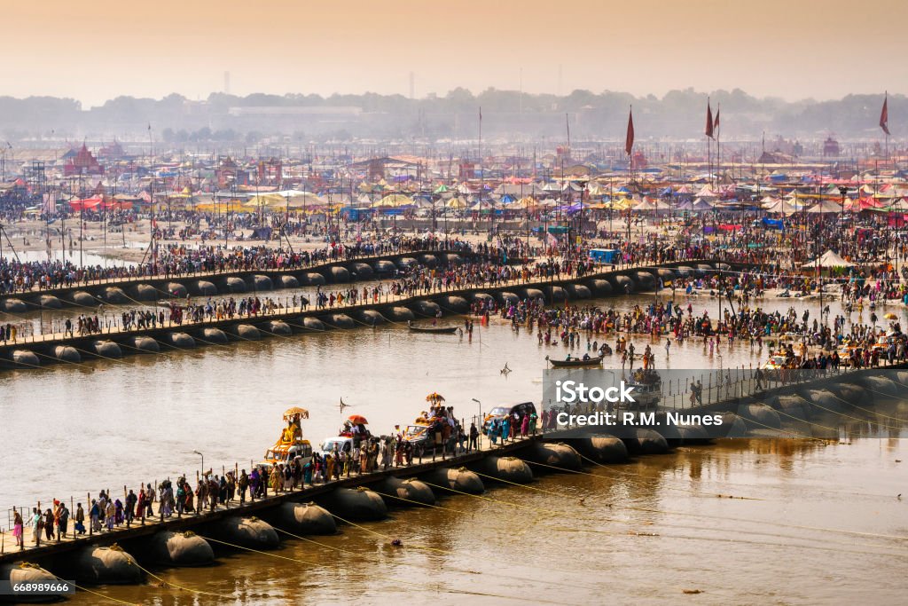 Kumbh Mela Festival in Allahabad, Uttar Pradesh, India Kumbh Mela festival in Allahabad, Uttar Pradesh, India, crowd crossing pontoon bridges over the Ganges river. Prayagraj Stock Photo