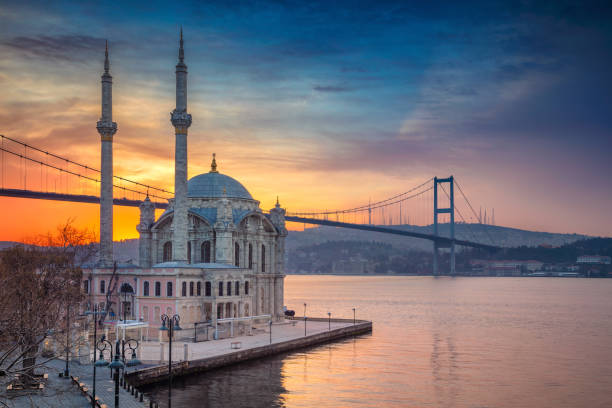 estambul. - ortakoy mosque bridge bosphorus istanbul fotografías e imágenes de stock