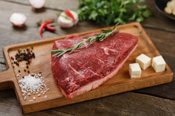 сырое мясо на дереве - meat raw beef love стоковые фото и изображения