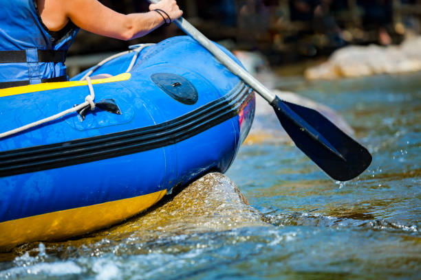 mano de primer plano de la persona joven es rafting en el río, deporte extremo y divertido en atracción turística - rafting thailand river inflatable raft fotografías e imágenes de stock