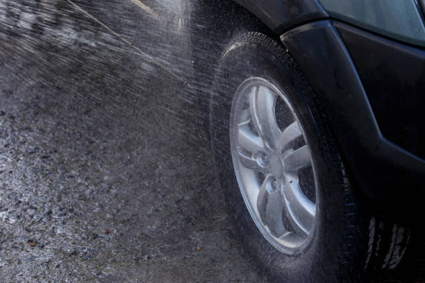 istock the car is washing 669025576