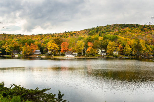 istock Scenic Mountain Lake in Autumn and Cloudy Sky 669034934