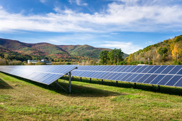 fileiras de painéis solares em uma paisagem da montanha no outono - landscape new england cloud sky - fotografias e filmes do acervo